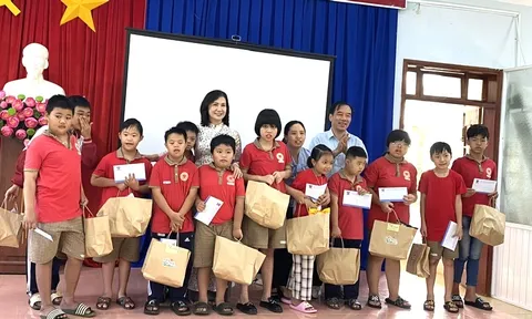 Ông Ngô Sách Thực, Chủ tịch Hội Cứu trợ trẻ em tàn tật Việt Nam cùng đại diện lãnh đạo Ủy ban nhân dân Tỉnh, các tổ chức cơ quan đoàn thể chính trị, xã hội tặng quà cho các cháu khuyết tật tại Đắk Nông