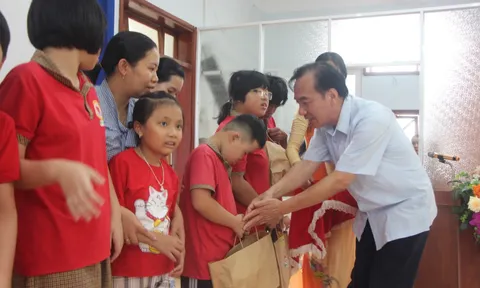 Trao học bổng chương trình “Tiếp sức trẻ khuyết tật đến trường” tại 4 tỉnh Gia Lai, Đăk Nông, Kon Tum, Đắk Lắk.