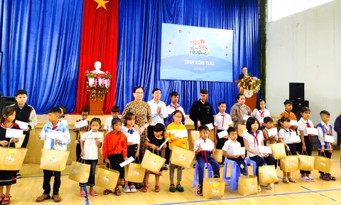 Chương trình “Tiếp sức trẻ khuyết tật đến trường” trao quà tại tỉnh Kon Tum