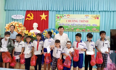 Trao tặng 100 triệu đồng tiền mặt và quà cho 100 trẻ em khuyết tật tại tỉnh Bạc Liêu