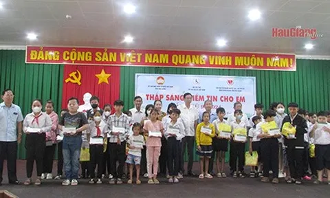 Trao tặng 100 triệu đồng tiền mặt và quà trong Chương trình “ Thắp sáng niềm tin cho em lần thứ 9” cho tỉnh Hậu Giang