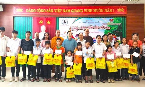 Trao tặng 110 triệu đồng cho trẻ em khuyết tật tại tỉnh Thanh Hóa