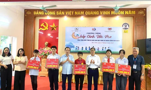 Trao tặng 105 triệu đồng cho học sinh có hoàn cảnh khó khăn trên địa bàn tỉnh Bắc Ninh