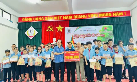 Trao tặng học bổng, máy tính và phần quà trị giá trên 250 triệu đồng cho 200 trẻ em khuyết tật có hoàn cảnh đặc biệt tại Đà Nẵng