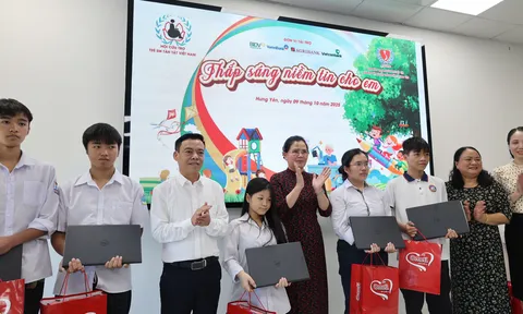 Trao tặng học bổng, máy tính và phần quà trị giá trên 143 triệu đồng cho 19 trẻ em khuyết tật, trẻ em mồ côi có hoàn cảnh đặc biệt tại Hưng Yên