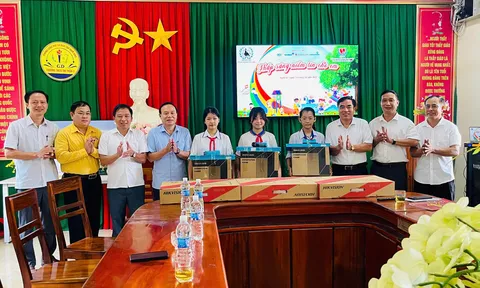 Trao tặng máy tính, học bổng cho học sinh khuyết tật, trẻ mồ côi và hoàn cảnh khó khăn trên địa bàn tỉnh Nghệ An