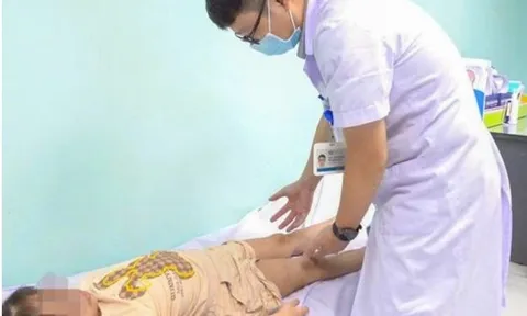 Phép màu cho bé gái bị bệnh xương hiếm gặp đe dọa đôi chân