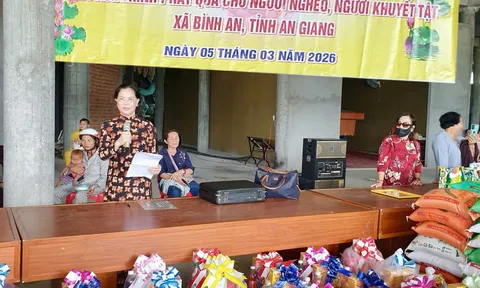 Phó Chủ tịch Trung ương Hội Đỗ Thị Huệ phối hợp trao 200 phần quà, trị giá 130 triệu đồng tại An Giang