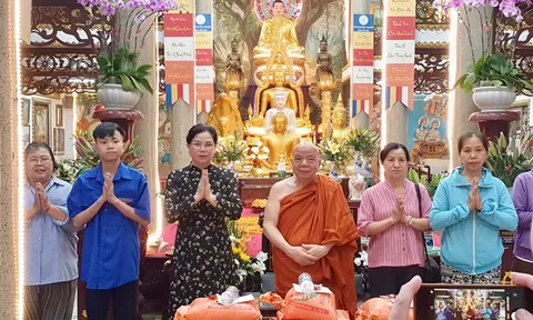 Phó Chủ tịch Trung ương Hội, Hòa thượng Thích Thiện Tâm trao 100 phần quà cho trẻ em khuyết tật và hộ nghèo