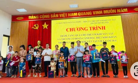 Thăm và tặng quà trẻ em khuyết tật có hoàn cảnh khó khăn