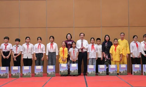 Video các em nhỏ mồ côi tiêu biểu vượt khó đến từ Chùa Cẩm Phong, tỉnh Tây Ninh, Trường PTCS Xã Đàn và Trường THPT Dân tộc Nội trú Ngọc Lặc tỉnh Thanh Hóa.