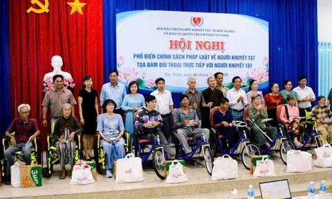 Triển khai chính sách, pháp luật về người khuyết tật và trao tặng 42 xe lăn, xe lắc