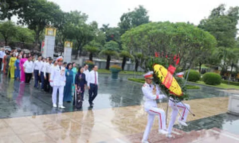 Đoàn đại biểu trẻ mồ côi tiêu biểu viếng Chủ tịch Hồ Chí Minh và báo công dâng Bác; tưởng niệm các Anh hùng liệt sĩ và gặp mặt lãnh đạo Quốc hội