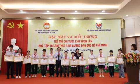 Video 3 em nhỏ mồ côi tiêu biểu vượt khó tham dự Chương trình "Hoa Dâng Bác" đến từ Trường PTCS Nguyễn Đình Chiểu Hà Nội; Làng SOS tỉnh Lâm Đồng và thành phố Hồ Chí Minh.