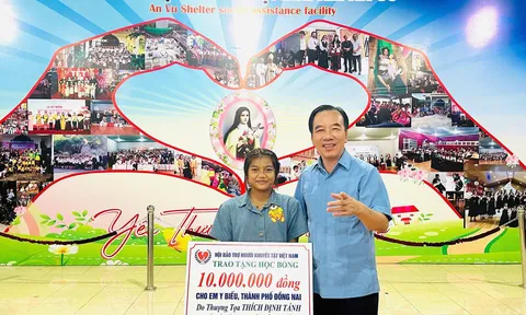 Trao học bổng "Thắp sáng niềm tin cho em" - Nâng bước em đến trường tại thành phố Đồng Nai.