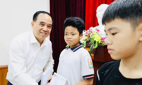 Thắp sáng niềm tin cho em – Trao yêu thương, tiếp sức đến trường.