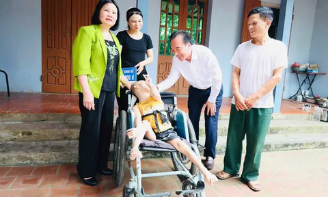 Trao điểm tựa để Minh Khôi tiếp tục ước mơ đến trường.