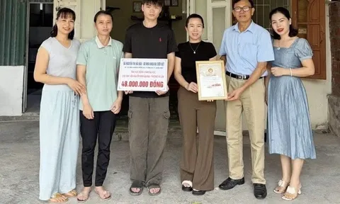Trao học bổng cho sinh viên có hoàn cảnh khó khăn tại phường Hà Lầm, thành phố Quảng Ninh.