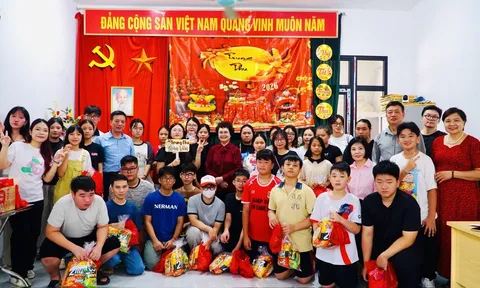 Hội Cứu trợ trẻ em khuyết tật Hà Nội trao quà Trung thu tới các em Trung tâm Phương Liệt.