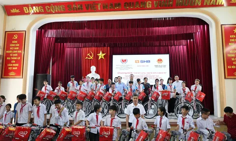 Hội bảo trợ người khuyết tật Việt Nam "Thắp sáng niềm tin cho em", tiếp sức học sinh có hoàn cảnh khó khăn.