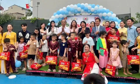 Trao quà Trung thu, gửi yêu thương và niềm tin đến trẻ em khuyết tật.