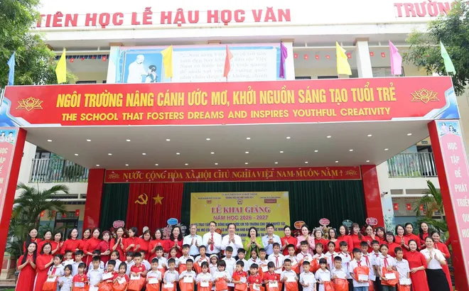 Ấm áp những suất học bổng trong ngày khai giảng.